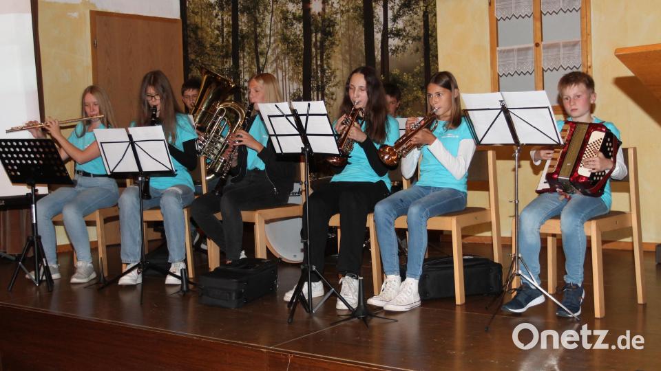 Die Bläsergruppe der Ministranten erhält bei der Pfarrversammlung viel Beifall. Bild: pi