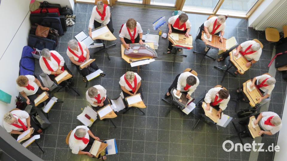 Eine Stunde unterhalten die Altenstädter Saitenzupfer die Besucher. Bild: adj