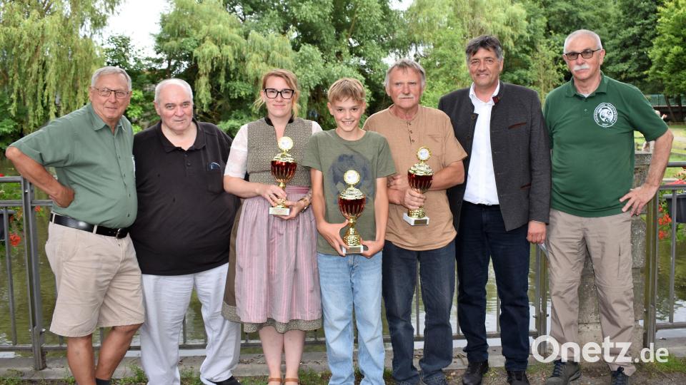 Stadtverbandsvorsitzender Gerhard Mark (Zweiter von links) freute sich, dass heuer wieder eine Stadtmeisterschaft ausgetragen wurde und gratulierte den Siegern. Bild: rgr