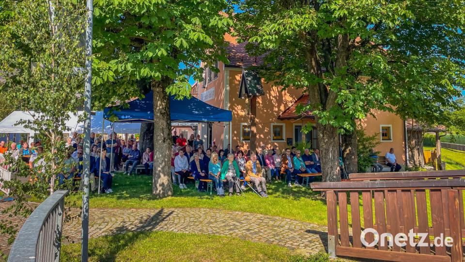 Zahlreich waren die Gläubigen zur Reuther Kapelle gekommen, wo Pfarrer Heribert Stretz den Gottesdienst zum Patrozinium vor der Herz-Jesu-Kapelle zelebrierte. Bild: Hans Walter /exb