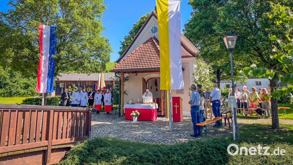 Pfarrer Heribert Stretz zelebrierte den Gottesdienst zum Patrozinium vor der Reuther Herz-Jesu-Kapelle. Bild: Hans Walter /exb