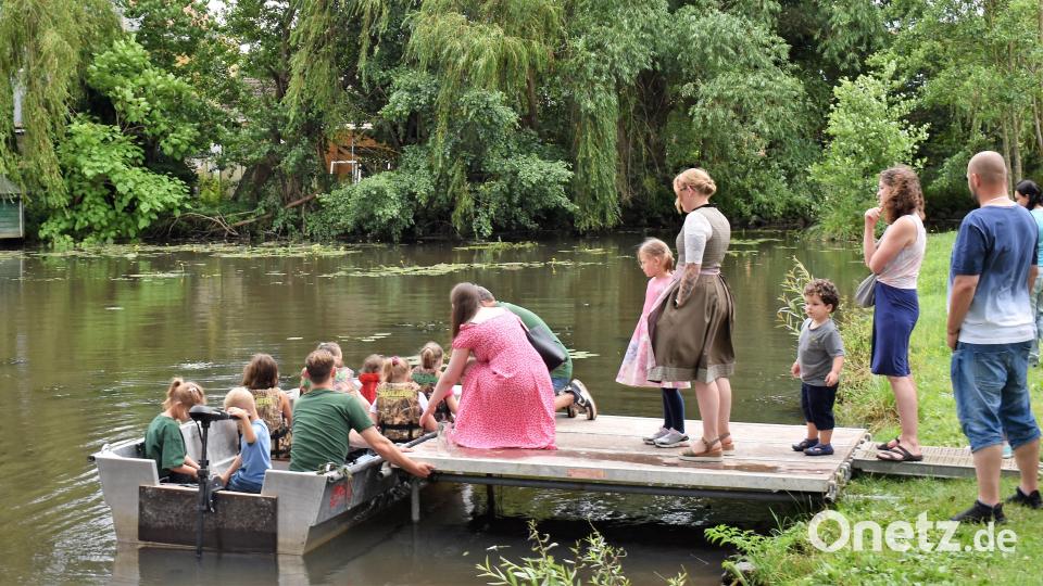 Die Kinder konnten auf den Stadtweiher ihre Runden mit dem Boot drehen. Bild: rgr