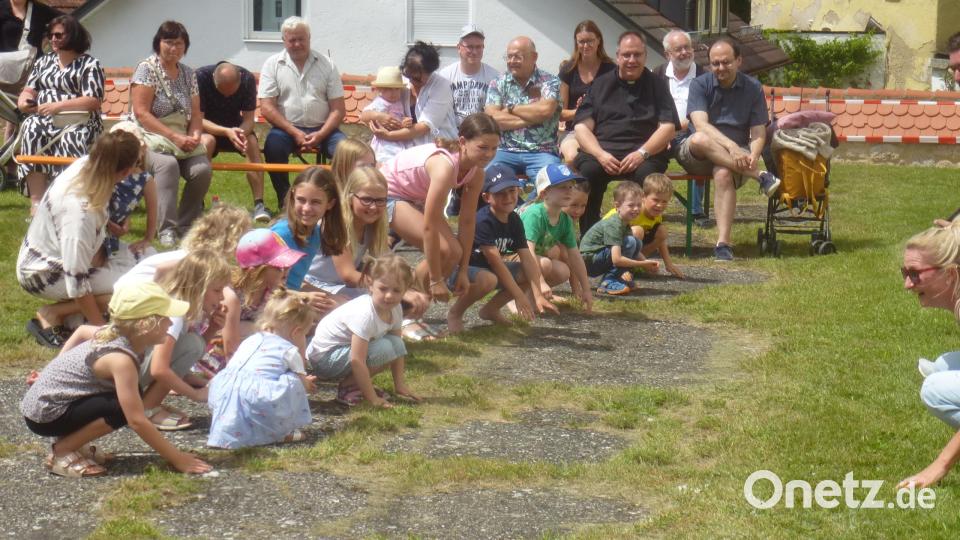 Die Kinder sind beim Mitmachkonzert begeistert bei der Sache. Bild: mad