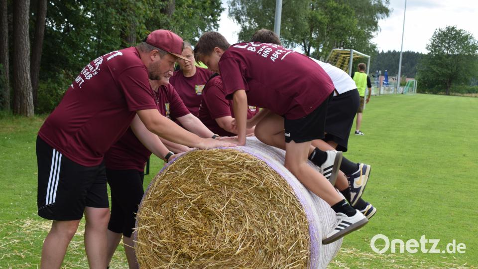 Der Rundballenlauf erfordert Kraft und Geschicklichkeit. Bild: bnr