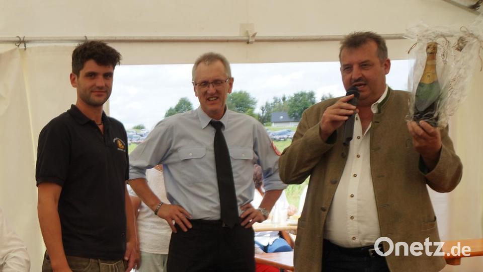Bürgermeister Reinhard Kreuzer überreicht ein Geldgeschenk an Vorsitzenden Gerhard Ebnet und Kommandant Armin Ebnet (von rechts). Bild: wel
