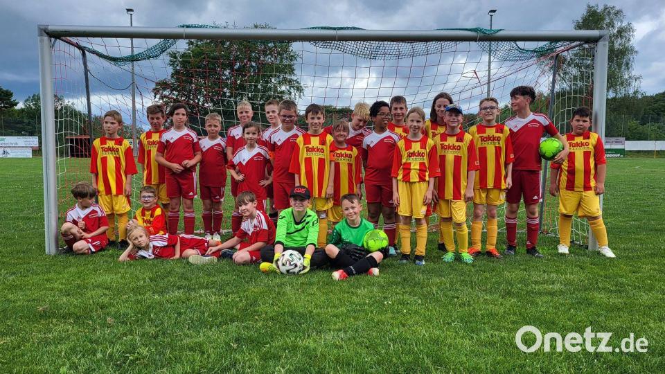 Die Kinder und Jugendlichen der E- und F-Mannschaft des TSV Flossenbürg. Bild: Peter Schmidt/exb