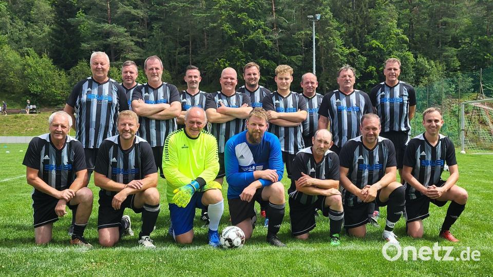 Die Mannschaft der TSV Legenden. Mit dabei auch TSV Ehrenvorsitzender Rudolf Hauke (kniend, erster von links) und TSV Vorsitzender (stehend, dritter von rechts). Bild: Peter Schmidt/exb
