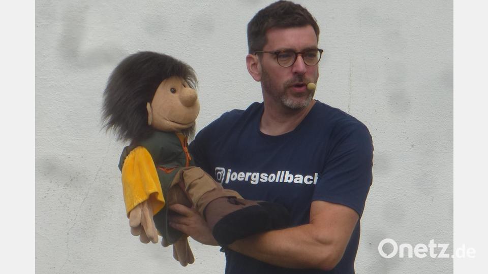 Sänger und Bauchredner Jörg Sollbach mit Puppe Fridolin. Bild: mad