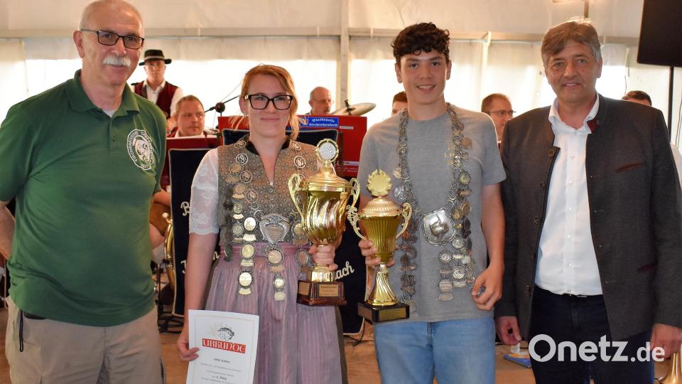 Beim Fischerfest des Fischereivereins Grafenwöhr wurden Katrin Jobst als Fischerkönigin und Noah Hauer als Jugend-Fischerkönig proklamiert. Vorsitzender Wolfgang Specht (links) und Schirmherr Bürgermeister Edgar Knobloch (rechts) gratulierten dazu. Bild: rgr