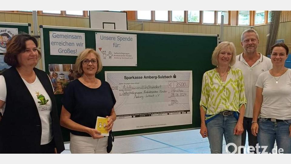 Eine Spende von 8500 Euro überreicht Rektorin Birgit Härtl (links) zusammen mit Konrektor Lothar Tripke (Zweiter von rechts), Studienrätin Hildegard Feyrer (Dritte von rechts) und Lehrerin Maria-Teresa Kellner (rechts) an Petra Waldhauser (Zweite von links), die Vorsitzende der Selbsthilfegruppe krebskranker Kinder Amberg-Sulzbach. Bild: u