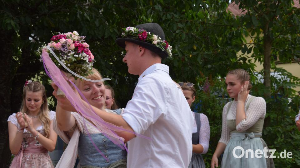 Leonie Schießl und Patrick Hollweck werden zum neuen Ransbacher Oberkirwapaar gekürt. Bild: bö