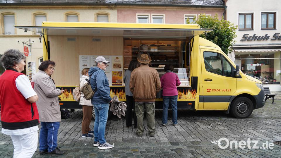 Vor dem Stand mit frischem Holzofenbrot standen die Marktbesucher Schlange. Bild: kaz