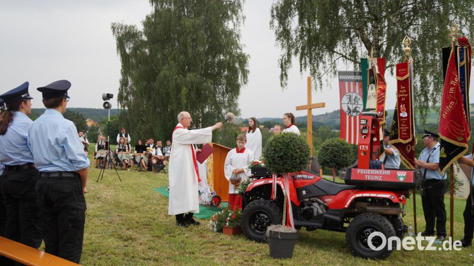Pfarrer Herbert Rösl segnet das Quad Bild: wel