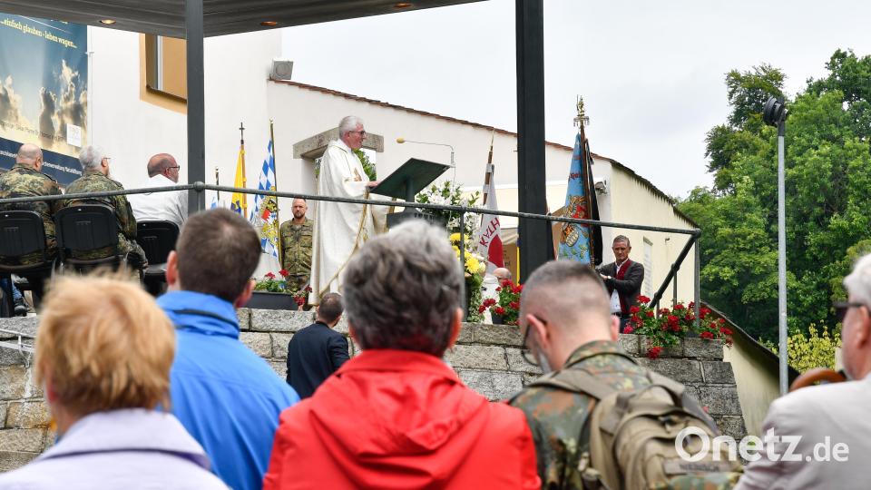 Militärgeneralvikar Monsignore Reinhold Bartmann zelebrierte die Messe. Bild: Petra Hartl