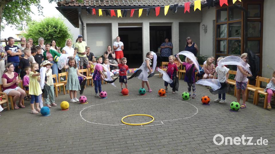 Die Kinder und ihre Eltern hatten beim Fußballfest im Krummennaaber Kinderhaus St. Marien ihren Spaß. Bild: Kinderhaus Krummennaab/exb