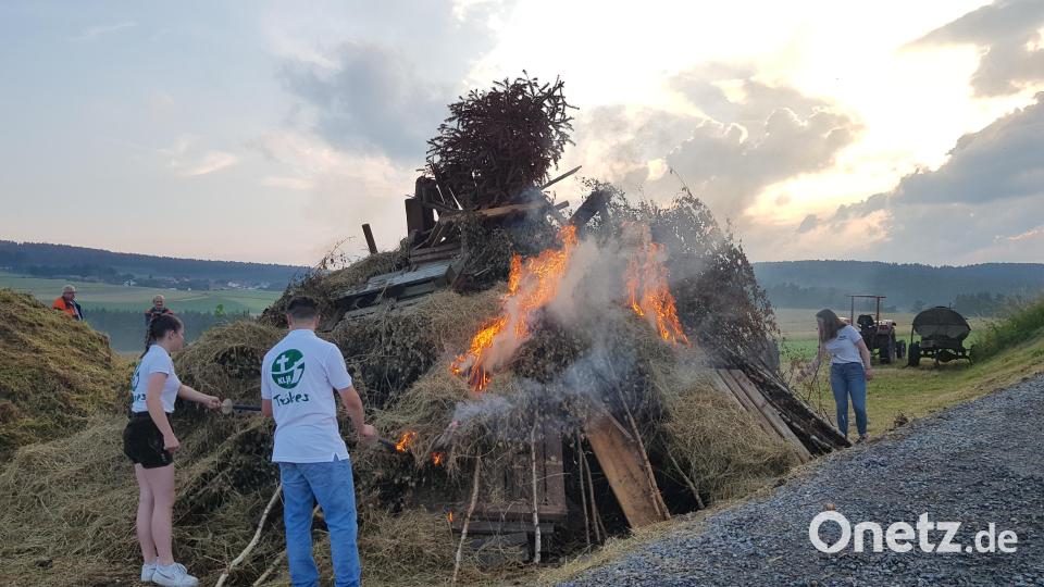 Wegen des vorhergehenden Regens dauerte es etwas, bis der Holzhaufen zu brennen begann. Bild: gi
