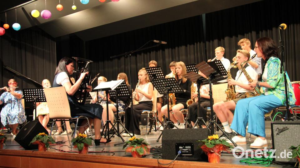 Ein musikalisches Aushängeschild der Lobkowitz-Realschule ist die Big-Band, die beim Sommerkonzert mal rockt und mal den &quot;Böhmischen Traum&quot; als Blaskapelle zum Besten gibt. Bild: prh