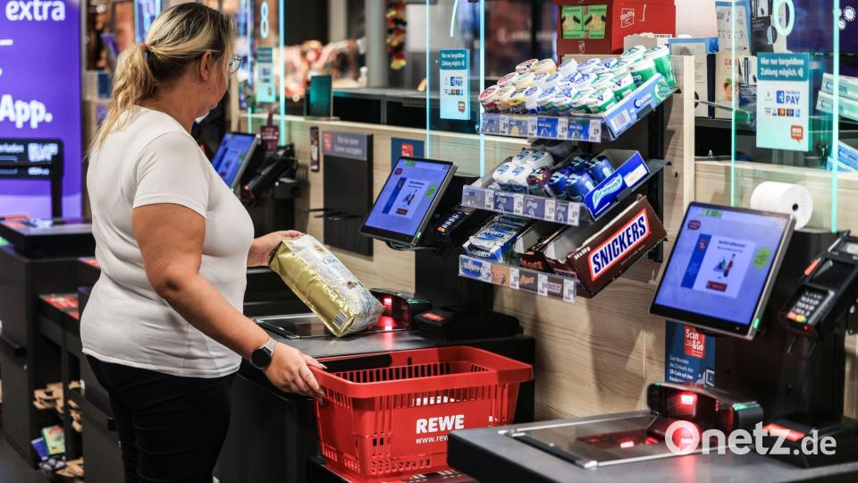 Die Supermarktkette Rewe setzt künftig noch stärker auf Selbstbedienungskassen. Bild: Oliver Berg/dpa