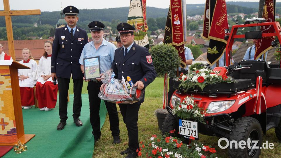 Nach Hans Uschold (Mitte) wird das Quad &quot;Hanse&quot; genannt, verkündete Kommandant und KBM Andreas Brandstätter (links). Uschold spendete 1000 Euro für die Anschaffung und erhielt einen Geschenkkorb Bild: wel