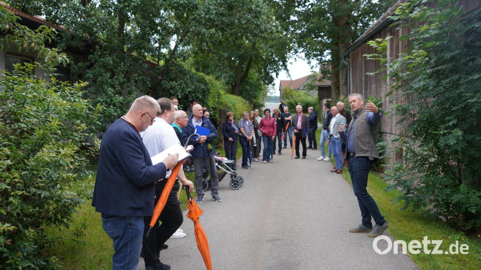 Die Bewertungskommission beim Rundgang durch Albersrieth: Dorfsprecher Andreas Bodensteiner (rechts) stellt die wichtigsten Punkte vor. Bild: fvo