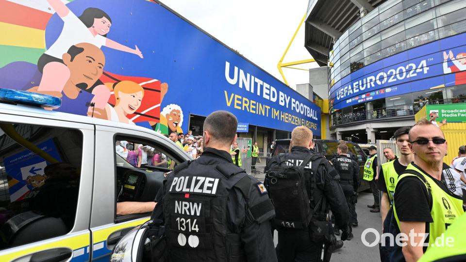 Polizisten und Ordner sind im Einsatz beim deutschen Achtelfinale gegen Dänemark. Bild: Bernd Thissen/dpa