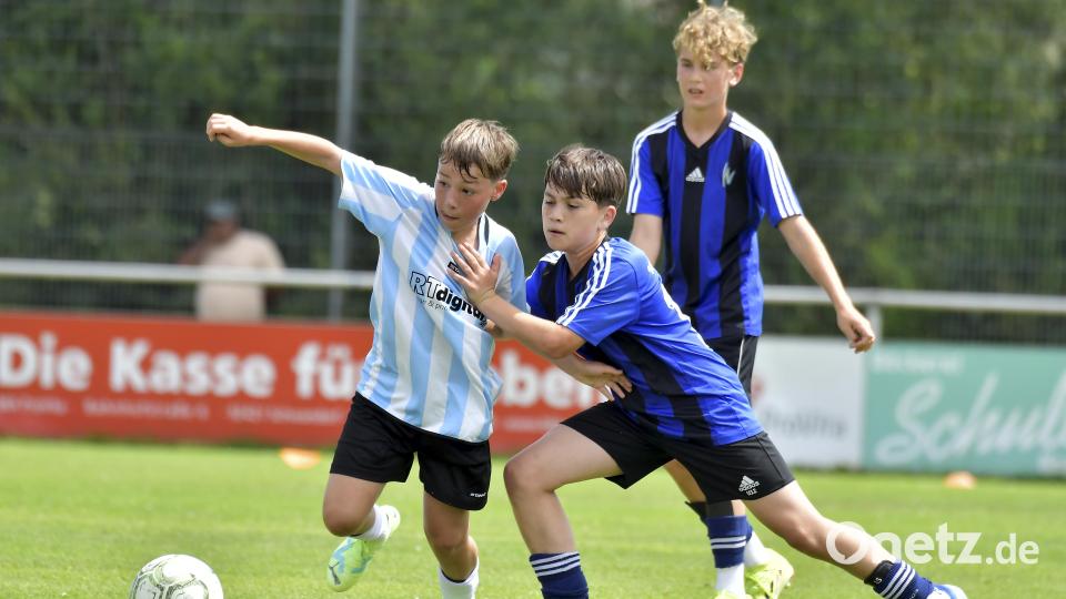 Die jungen Kicker der U12/13 des SV Raigering (links) und der SpVgg SV Weiden (rechts) lieferten sich ein heißes Duell. Bild: Hubert Ziegler