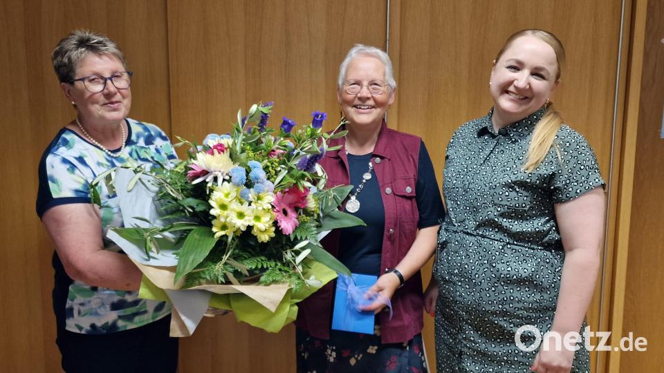 Die bisherige Vorsitzende Ulrike Kießling (Mitte) übergibt ihr Amt an Sabine Schultes (rechts). Bild: Dagmar Mittelmeier/exb