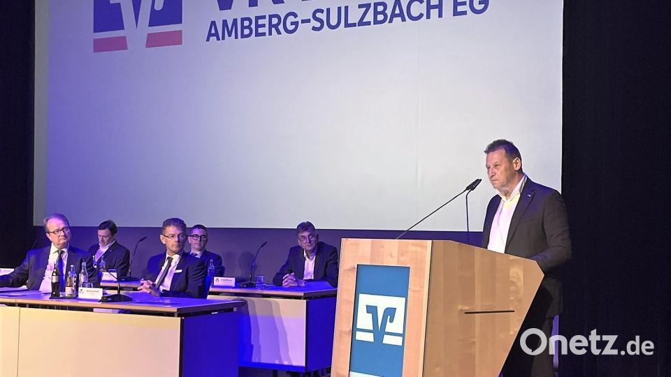 Vorstandsmitglied Erich Übler (am Pult) nahm die Vertreterversammlung zum Anlass, sich mit einigen persönlichen Worten bei den Mitgliedern der VR-Bank zu verabschieden. Ganz links sein Vorstandskollege Dieter Paintner, der das Institut ebenfalls zum 30. September 2024 verlässt. Bild: Susanne Schwab