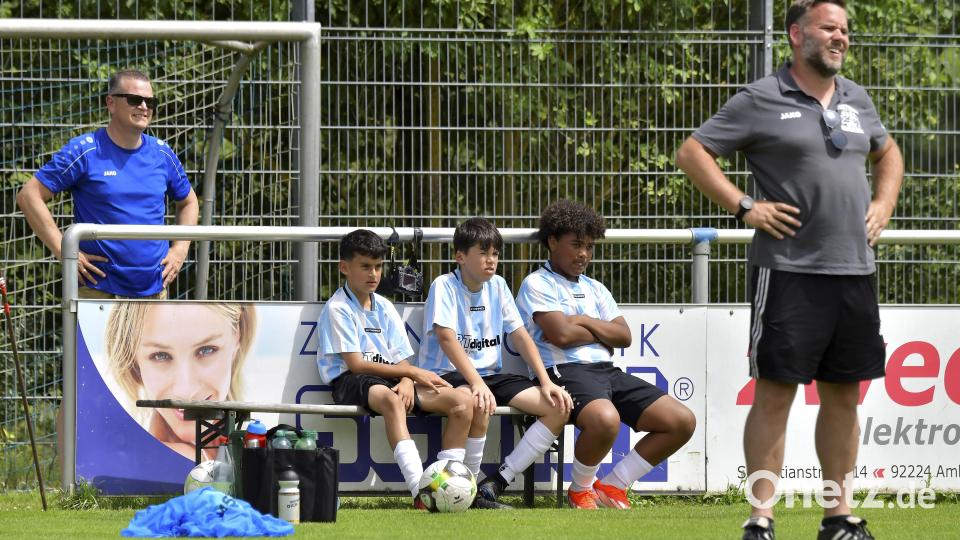 Die Bank des SV Raigering. Bild: Hubert Ziegler