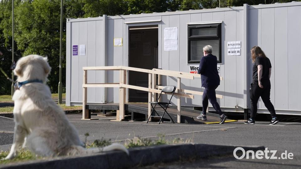 Unter dem Hashtag #DogsAtPollingStations werden online Fotos von Hunden vor Wahllokalen gepostet. Bild: Andrew Matthews/PA Wire/dpa