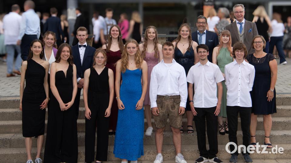 Die besten Abiturienten mit Schnitt bis 1,5. Vorne von links: Lena Höller, Antonia Lehner, Rebecca Schreml, Sophie Dobmeier, Tim Weismeier, Leon Arzich und Johannes Wöhrl. Hinten von links: Marlene Wohlmann, Florian Kleber, Gianna Thurn, Sophie Reber, Liliane Krockauer und Julia Hahn. Bild: Fotostudio Pastyrik, Pegnitz