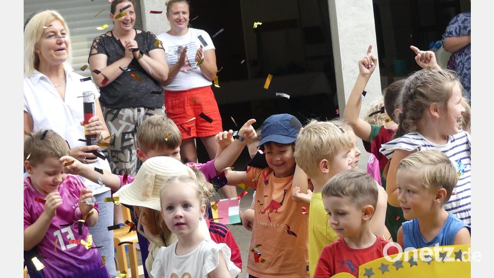 Die Kinder und ihre Eltern hatten beim Fußballfest im Krummennaaber Kinderhaus St. Marien ihren Spaß. Bild: Kinderhaus Krummennaab/exb