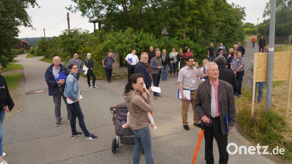 Beim Rundgang der Bewertungskommission durch Albersrieth sind auch viele Einheimische dabei. Bild: fvo