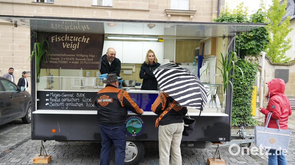 Wolfgang und Steffi Veigl aus Haunritz hatten verschiedene Fische aus den eigenen Teichen mitgebracht. Bild: kaz