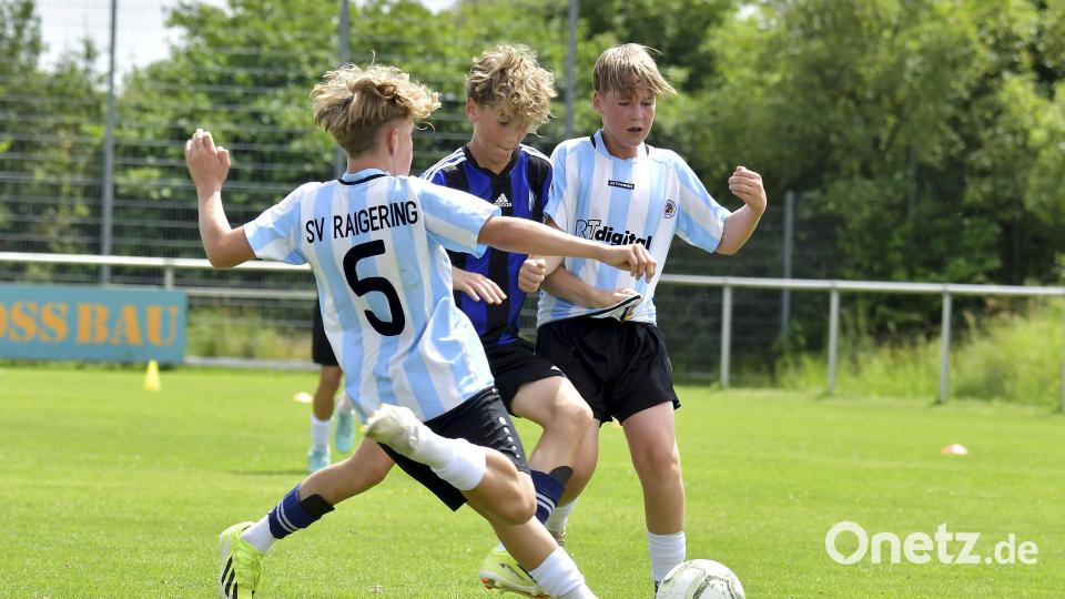 Raigering (links und rechts) gegen SpVgg SV Weiden (Mitte) bei der U12/U13
Panduren-Cup 2024 in Raigering. Bild: Hubert Ziegler