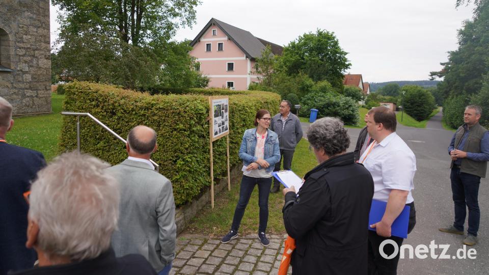 Katharina Bodensteiner (Mitte) spricht vor der Bewertungskommission über die Dorfkapelle und ihre Geschichte. Bild: fvo