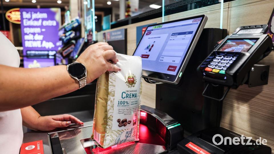 Die Supermarktkette Rewe setzt künftig noch stärker auf Selbstbedienungskassen. Bild: Oliver Berg/dpa
