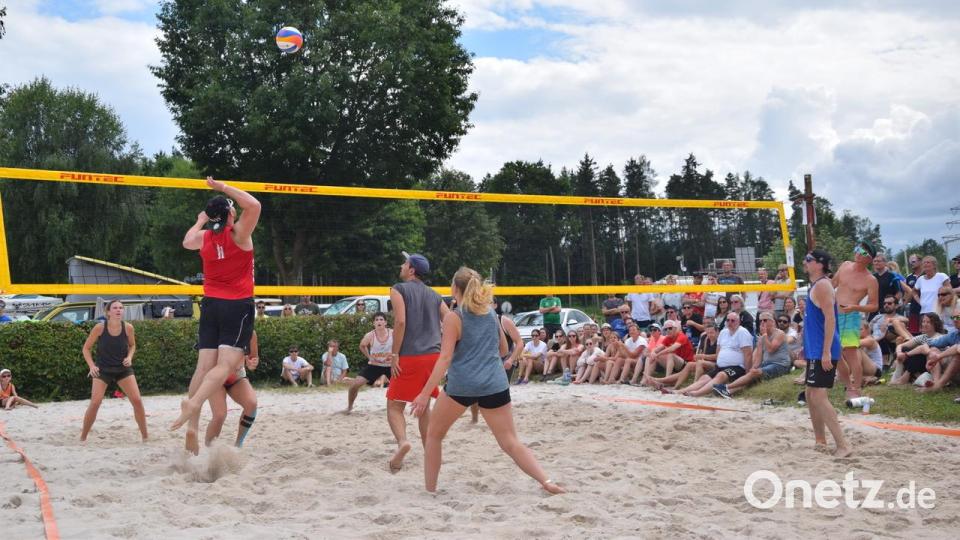 Voller Einsatz und Fans am Spielfeldrand. Bild: fv