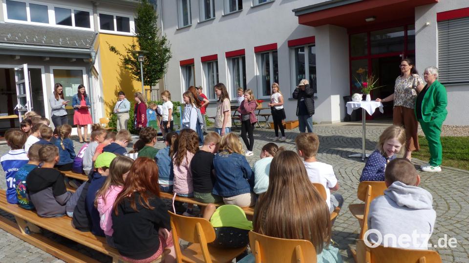 Gesanglich und tänzerisch zeigen die Grundschüler ihre Talente. Magdalena Prechtl und Sonja Krämer (von links) sowie Simone Friedl und Schulleiterin Katja Meidenbauer (von rechts) staunen ebenso wie das Publikum. Bild: sl