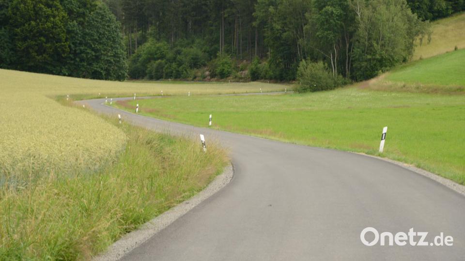 Die Gemeindeverbindungsstraße von Oberbernrieth zur Staatsstraße 2396 wurde nach vorhergehendem Einbau einer Tiefenentwässerung mit einer neuen Deck- und Tragschicht versehen. Bild: bey