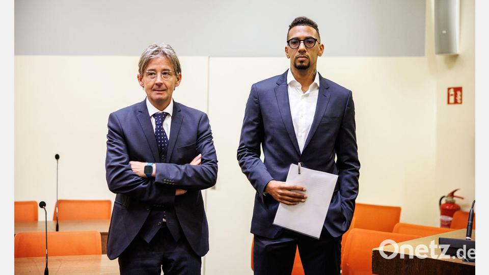 Jérôme Boateng mit seinem Rechtsanwalt Leonard Walischewski im Gerichtssaal (Archivbild). Bild: Matthias Balk/dpa