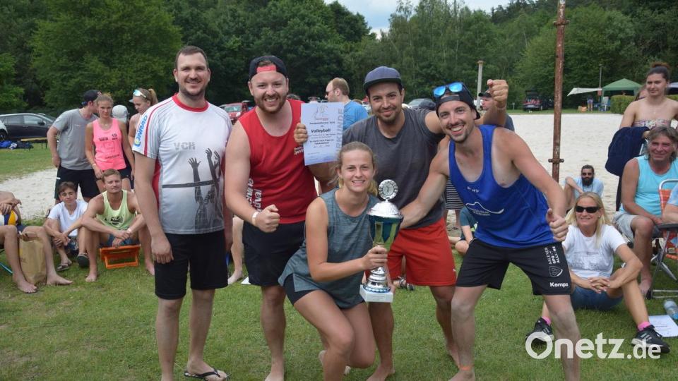 Die Sieger bei den Viererteams aus Göppingen, links VCH-Vorsitzender Matthias Fleischmann. Bild: fv