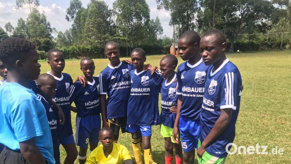 Die Fußballer in Kenia spielen künftig in Trikots aus der Oberpfalz. Bild: Gebhardt/exb