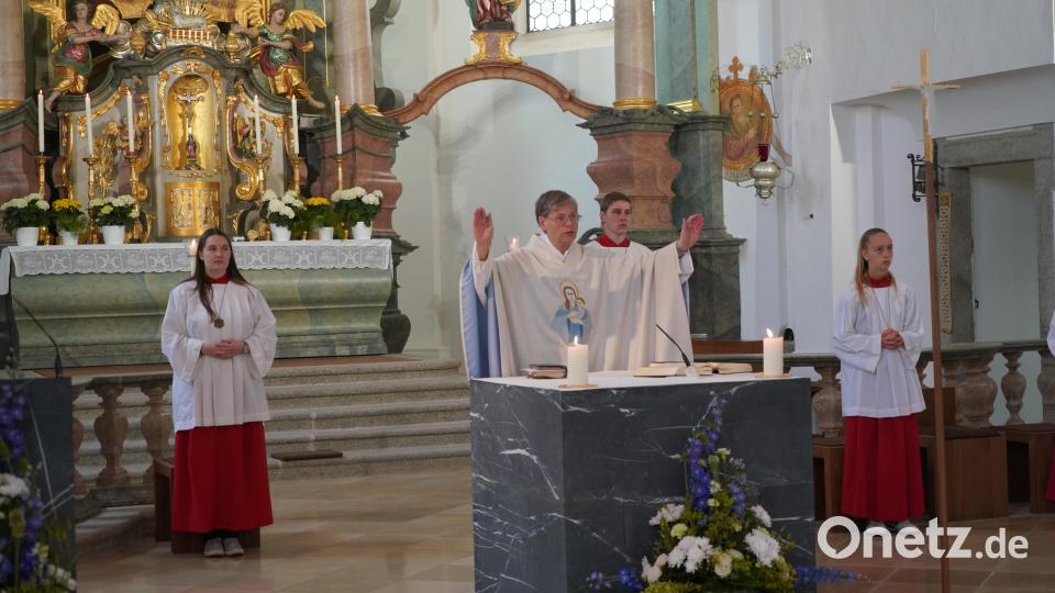 Pfarrer Norbert Götz zelebriert den Festgottesdienst. Bild: Franz Völkl