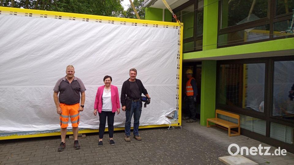 2. Bürgermeisterin Bärbel Birner (Mitte) nahm zusammen mit Bauhofsleiter Roland Siegler (links) die neuen Container persönlich in Empfang. Bild: Thomas Dotzler/exb