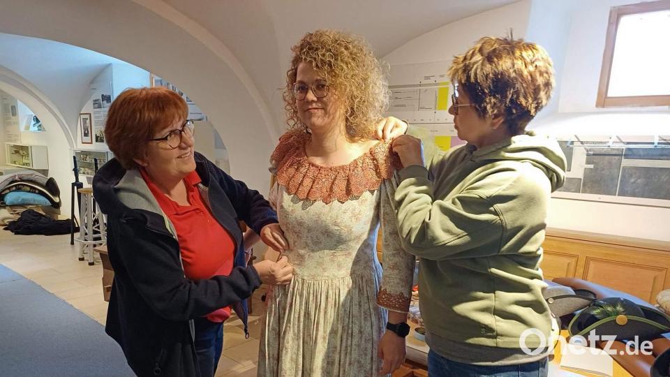 Evi Fritsch (links) und Sabine Wopperer (rechts) passen die Kostüme, die man zum Großteil im Nürnberger Staatstheater einkauft, den Schauspielerinnen (hier Meike Birner, Komtesse Franziska) und Schauspielern an. Eine gewaltige Aufgabe: Beim „Wirtshaus im Spessart“ gibt es rund 30 Sprechrollen und etwa 20 Nebenrollen, die zweimal eingekleidet werden. Bild: u