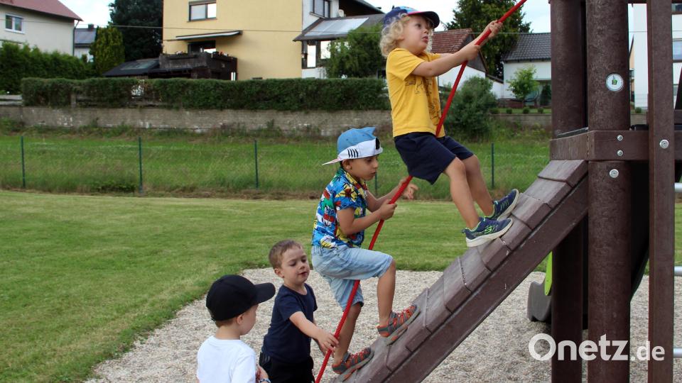 Der Kletterturm wird gleich einmal von den Jungs in Beschlag genommen und als sehr gut empfunden. Bild: lep