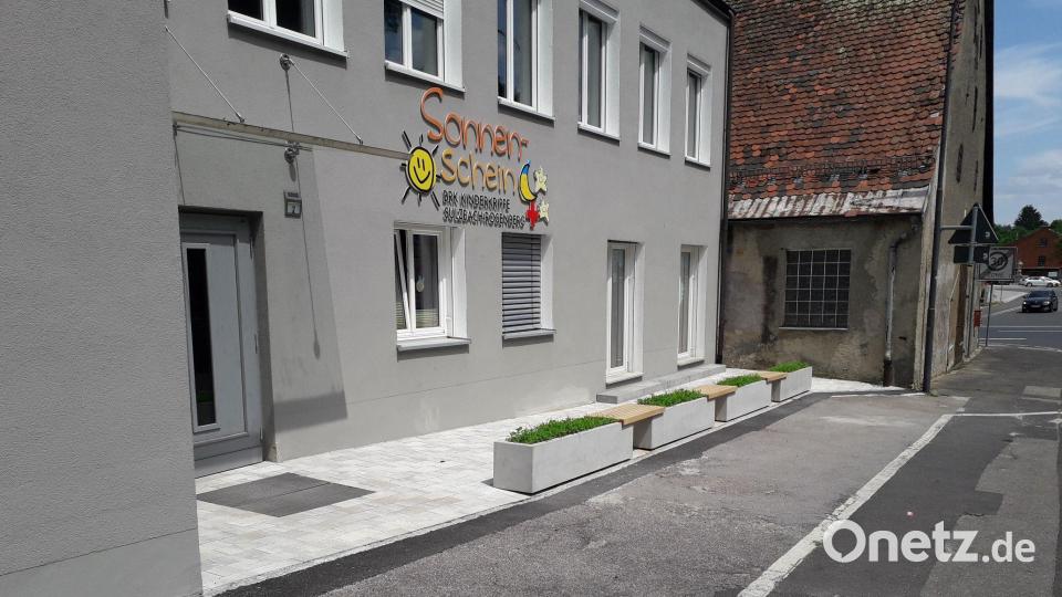Bei der BRK-Kita Sonnenschein in Sulzbach-Rosenberg wurde nun auch der Hof erneuert: Cremefarbene Pflastersteine mit Blumenkästen und Sitzbänke schauen schön aus und laden zum Verweilen ein. Bild: Thomas Steiner/exb