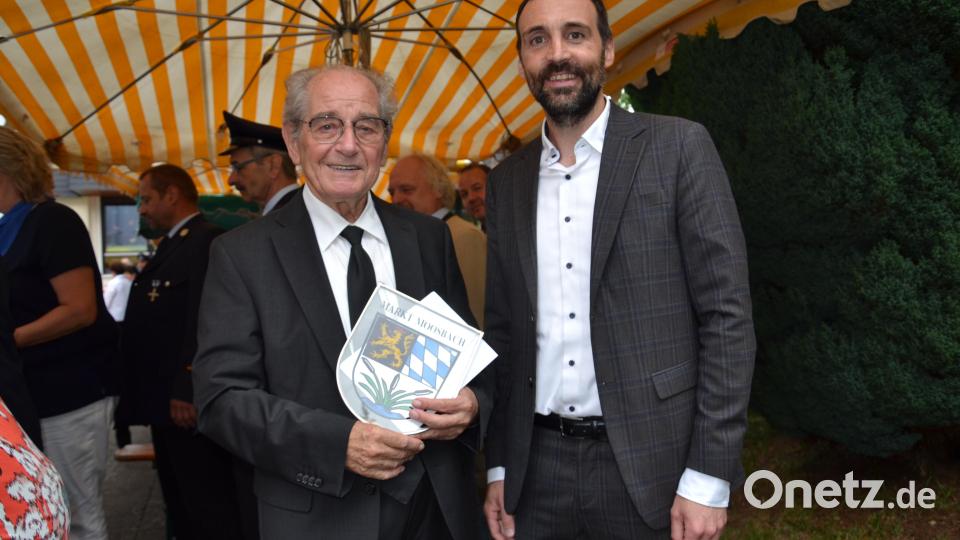 Auch Bürgermeister Armin Bulenda gratuliert und dankt Prälat Hierold, dass er seine Heimatgemeinde nie vergessen hat. Bild: gi