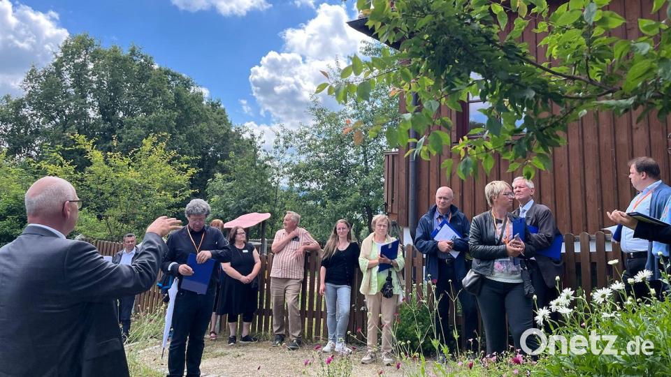Bad Neualbenreuth hat beim Bezirksentscheid des Wettbewerbs &quot;Unser Dorf hat Zukunft&quot; die Goldmedaille errungen. Im Bild die Bewertungskommission bei ihrem Rundgang durch den Ort, links Bürgermeister Klaus Meyer. Bild: Gästeinformation Bad Neualbenreuth/exb